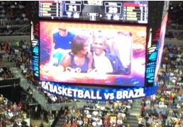 大選造勢不忘現場觀戰男籃 奧巴馬應觀眾“要求”跟愛妻熱吻