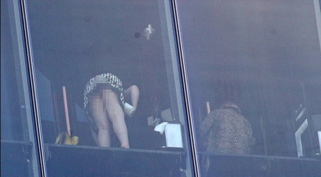 美國標新立異酒店又玩“透明” 玻璃墻令客人如廁一覽無余