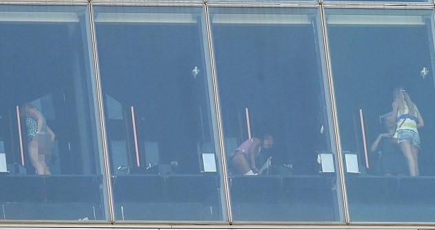 美國標新立異酒店又玩“透明” 玻璃墻令客人如廁一覽無余