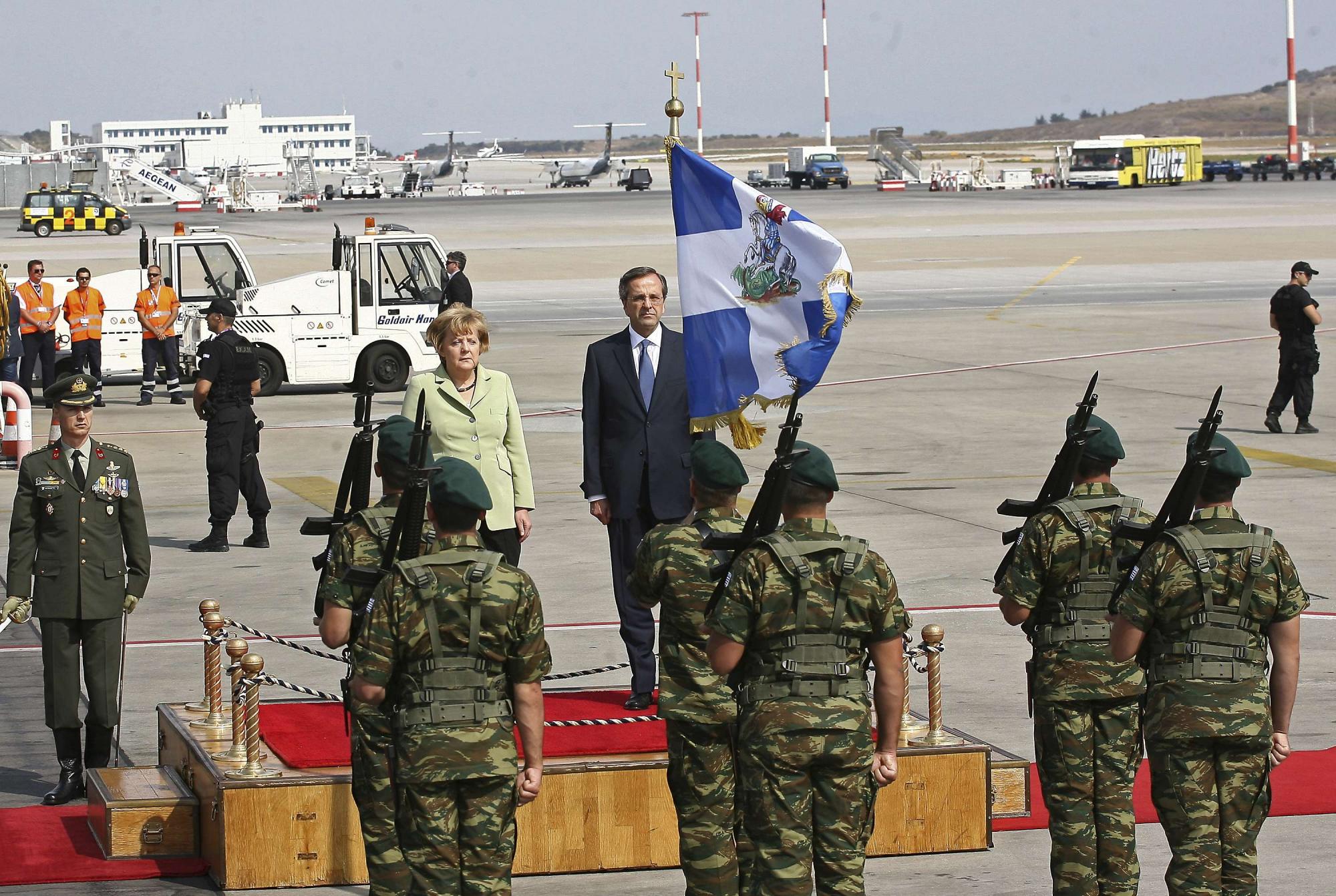 裸奔、燒旗、騷亂 默克爾訪希臘遭5萬人抗議被喻希特勒