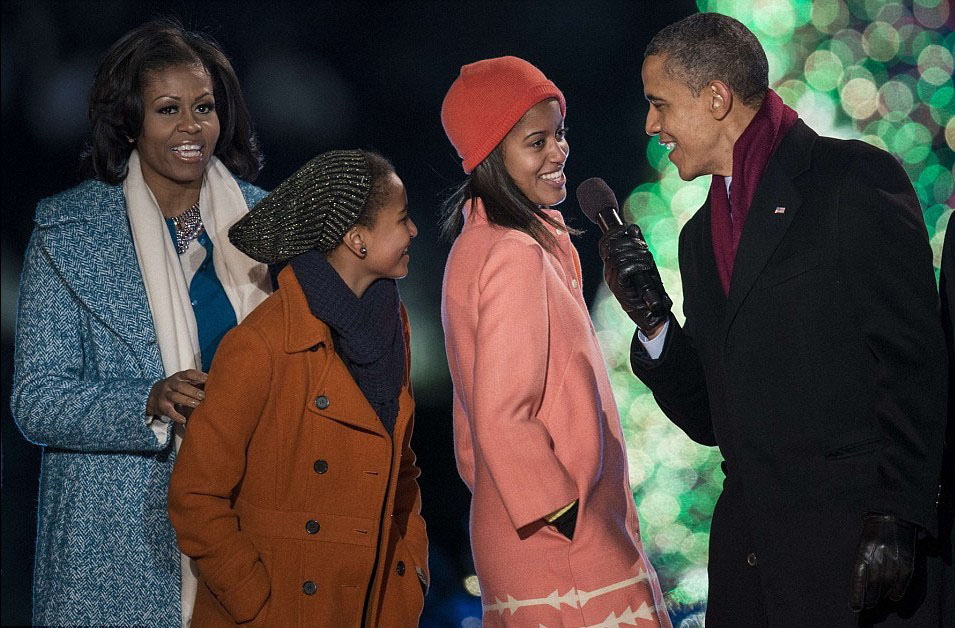 奧巴馬參加點亮國會圣誕樹儀式 溫情獻唱圣誕歌曲（圖片新聞）