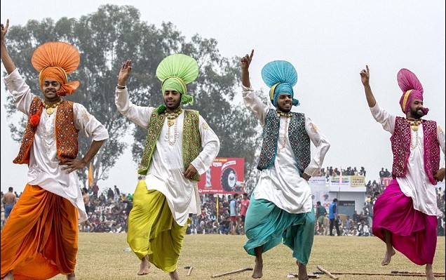 頭發(fā)拉車、牙齒搬磚 印度鄉(xiāng)村奧運(yùn)會(huì)牛人顯神通