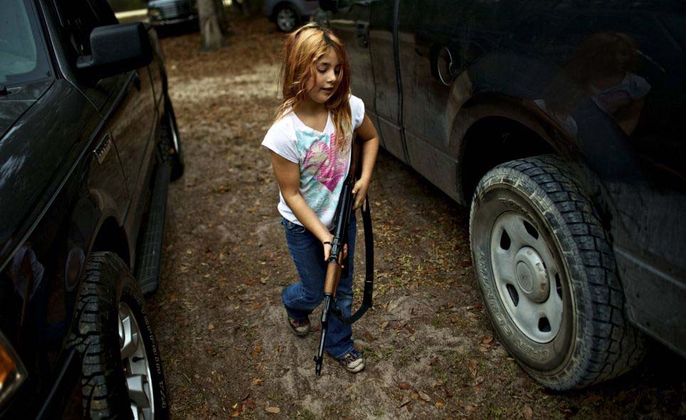 美訓練營教你應對世界末日 兒童學用突擊步槍