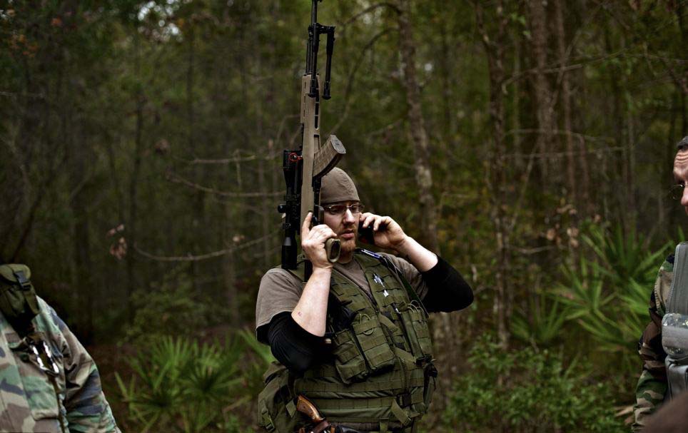 美訓練營教你應對世界末日 兒童學用突擊步槍