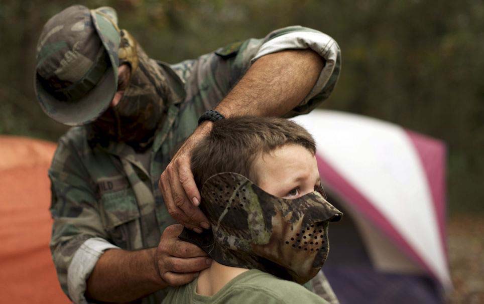 美訓(xùn)練營教你應(yīng)對世界末日 兒童學(xué)用突擊步槍