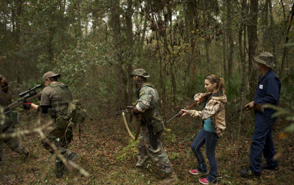 美訓練營教你應對世界末日 兒童學用突擊步槍