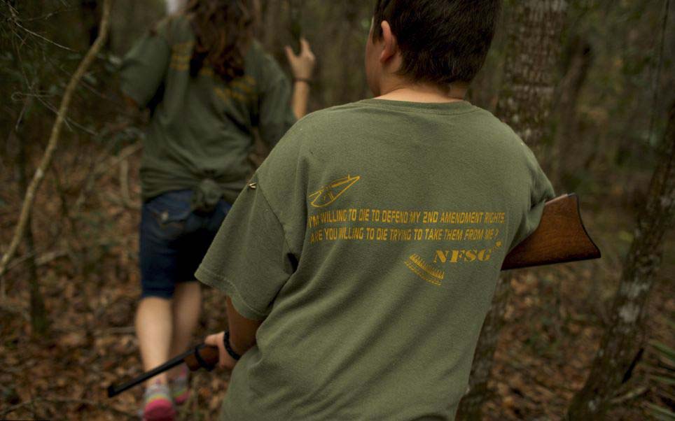 美訓練營教你應對世界末日 兒童學用突擊步槍