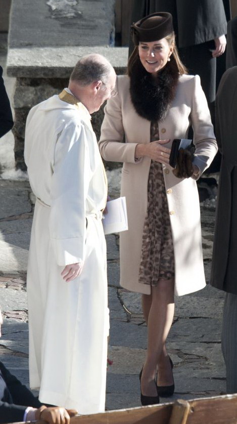 凱特王妃現身友人婚禮 “孕”味十足魅力不減