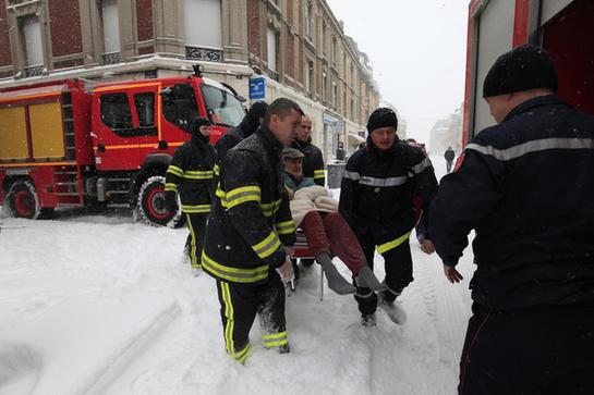 暴風(fēng)雪“突襲”西歐 多國交通遭“重創(chuàng)”