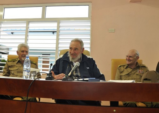 卡斯特羅再度公開露面 出席學(xué)校開學(xué)典禮