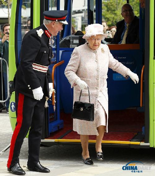 組圖：英女王乘公交 為孫媳生育做調(diào)研