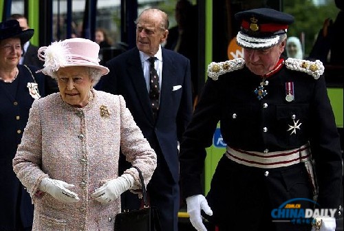 組圖：英女王乘公交 為孫媳生育做調研