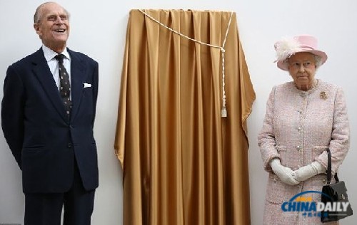 組圖：英女王乘公交 為孫媳生育做調研