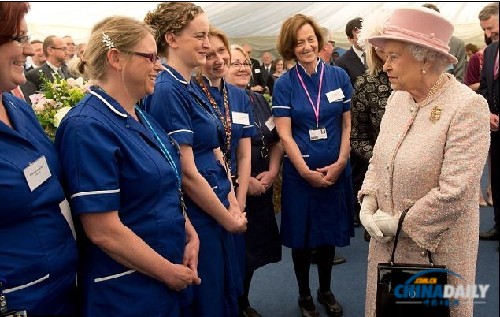 組圖：英女王乘公交 為孫媳生育做調研