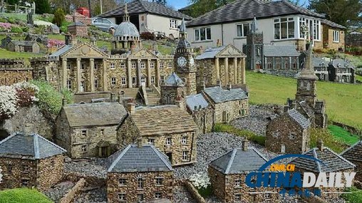 英67歲建筑工花園中自建仨微型村 成當(dāng)?shù)芈糜尉包c(diǎn)