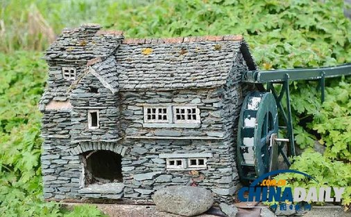 英67歲建筑工花園中自建仨微型村 成當地旅游景點
