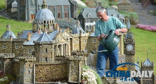 英67歲建筑工花園中自建仨微型村 成當(dāng)?shù)芈糜尉包c(diǎn)