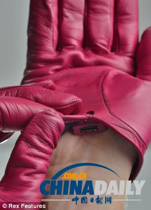 英藝術家用回收零件發明手套電話 售1000英鎊