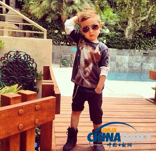 美國5歲男孩穿著時(shí)尚愛拍照愛分享 引領(lǐng)網(wǎng)絡(luò)炫酷風(fēng)
