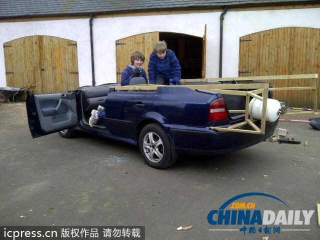 英國(guó)父子共同打造蝙蝠車(chē) 大玩“角色扮演”超拉風(fēng)