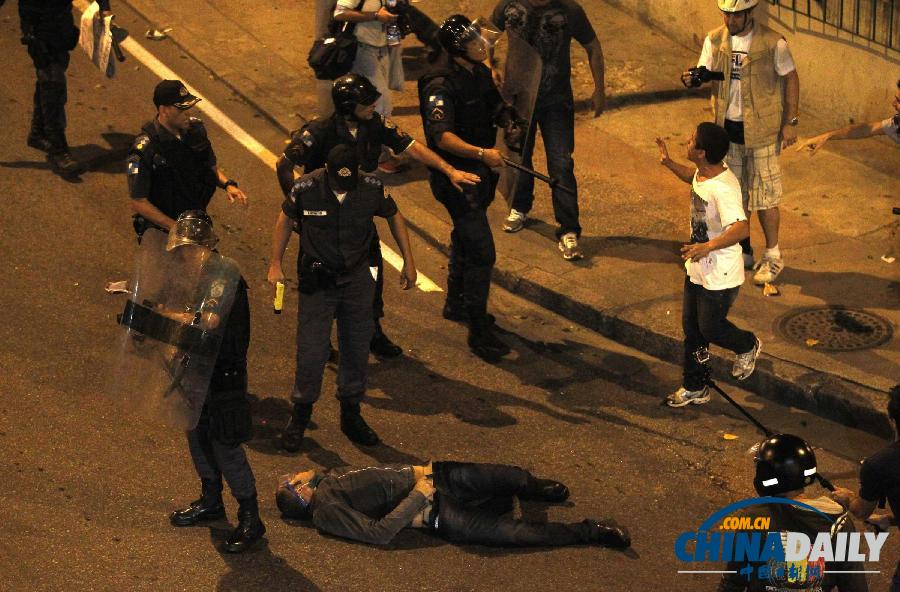 組圖:巴西民眾抗議羅馬教皇來訪 警方動(dòng)用催淚彈發(fā)生沖突