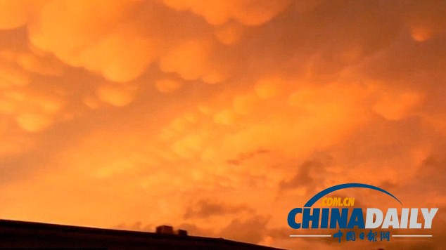 組圖：美國密歇根出現罕見橙色乳房云 美不勝收