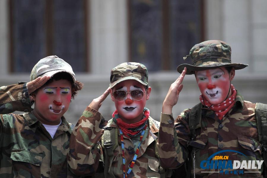 各國小丑齊聚危地馬拉 奇裝異服慶祝“小丑節” 