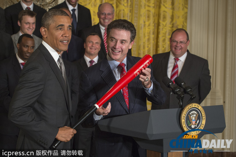 組圖：奧巴馬接見大學冠軍棒球隊 獲贈球棒球衣笑逐顏開