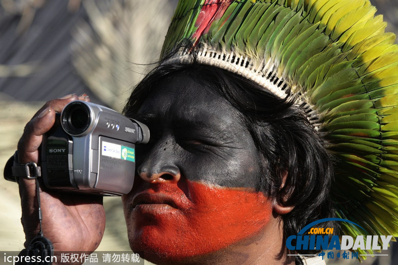 盤點土著人現代化進程 玩單反相機用蘋果電腦