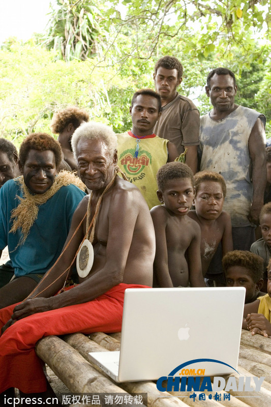 盤點土著人現代化進程 玩單反相機用蘋果電腦