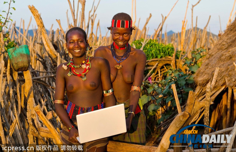 盤點土著人現代化進程 玩單反相機用蘋果電腦