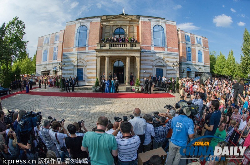 德國(guó)政要出席歌劇節(jié)活動(dòng) 默克爾藍(lán)色長(zhǎng)裙驚艷亮相