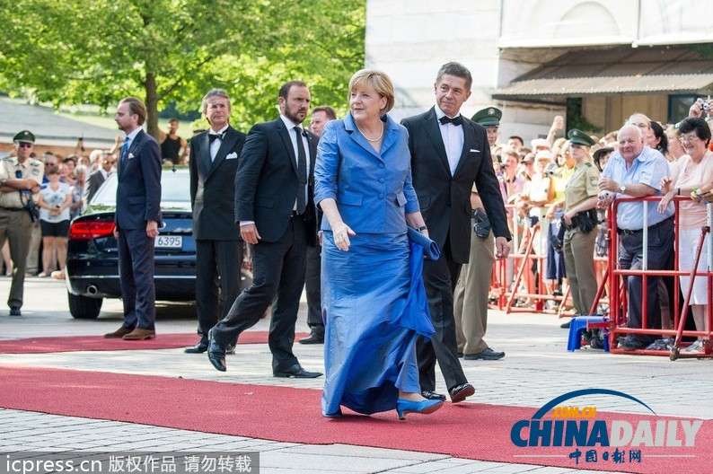 德國(guó)政要出席歌劇節(jié)活動(dòng) 默克爾藍(lán)色長(zhǎng)裙驚艷亮相