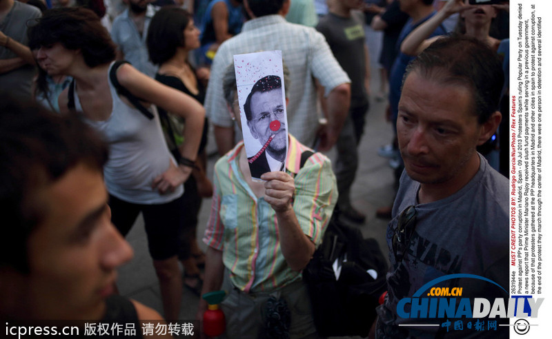 西班牙首相深陷受賄丑聞 男子半裸身體抗議吁其辭職