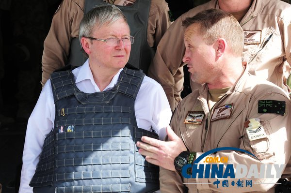 組圖：陸克文攜妻探望駐阿澳籍士兵 穿防彈衣亮相