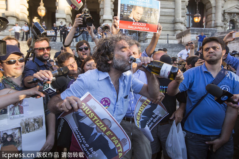 組圖：意大利人豪飲香檳慶祝貝盧斯科尼被判4年監禁