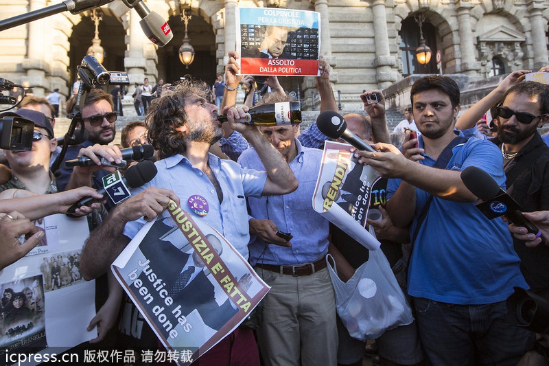 組圖：意大利人豪飲香檳慶祝貝盧斯科尼被判4年監禁