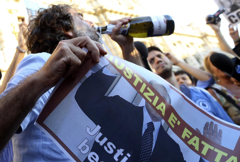 組圖：意大利人豪飲香檳慶祝貝盧斯科尼被判4年監禁