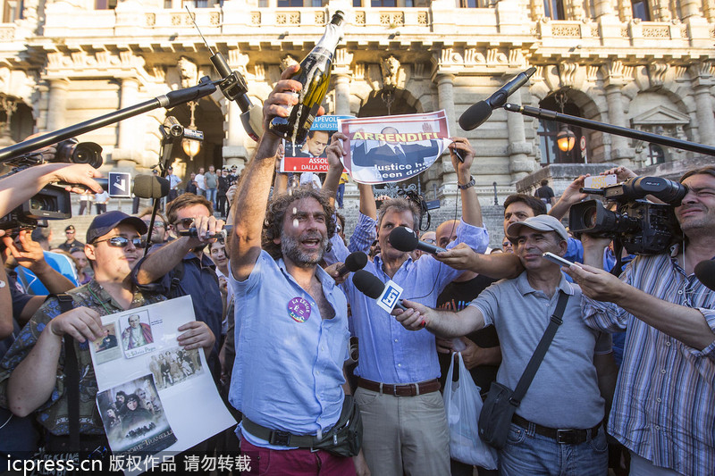 組圖：意大利人豪飲香檳慶祝貝盧斯科尼被判4年監禁