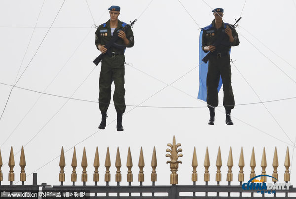 組圖：俄羅斯傘兵靜止懸掛半空 慶祝空軍節(jié)