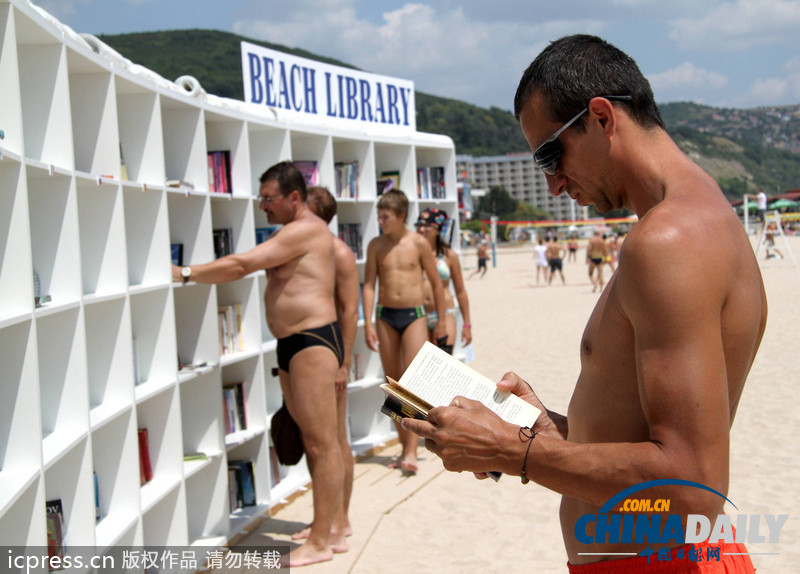 保加利亞首家海灘圖書館開張 邊曬太陽邊看書（圖）