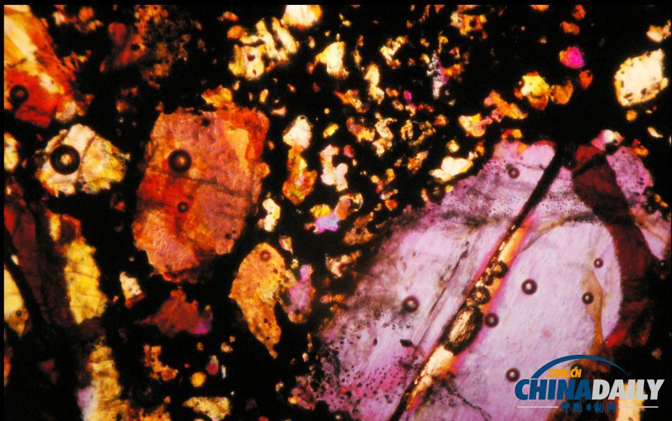 奇妙照片展現(xiàn)45億年前隕石內(nèi)部絢麗“萬花筒”（組圖）