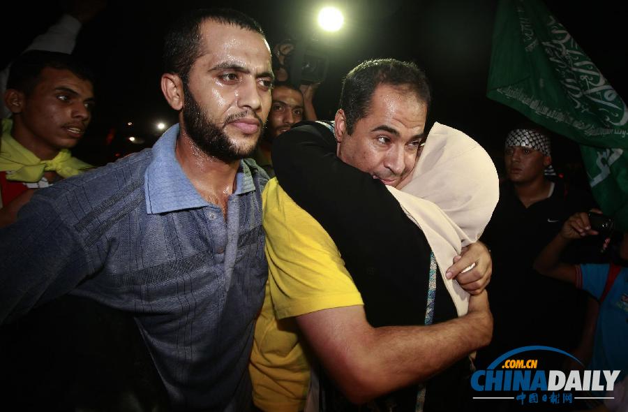 以色列釋放26名巴勒斯坦囚犯 其家人同胞歡呼慶祝