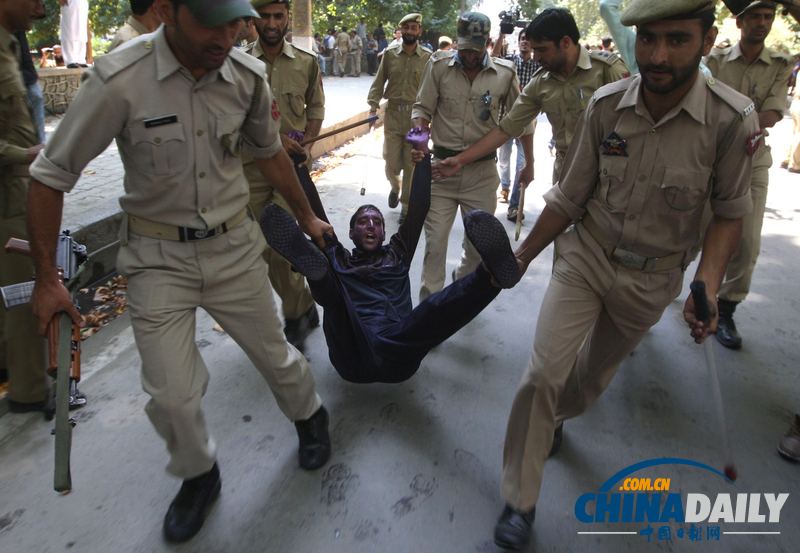 克什米爾公務員示威 警方用紫色水柱驅散人群（高清組圖）