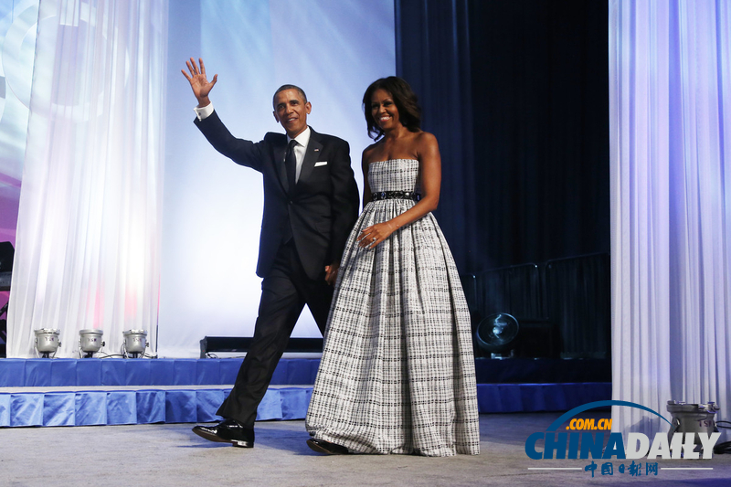 奧巴馬夫婦出席非裔議員頒獎晚宴 親密擁吻大秀恩愛(組圖)
