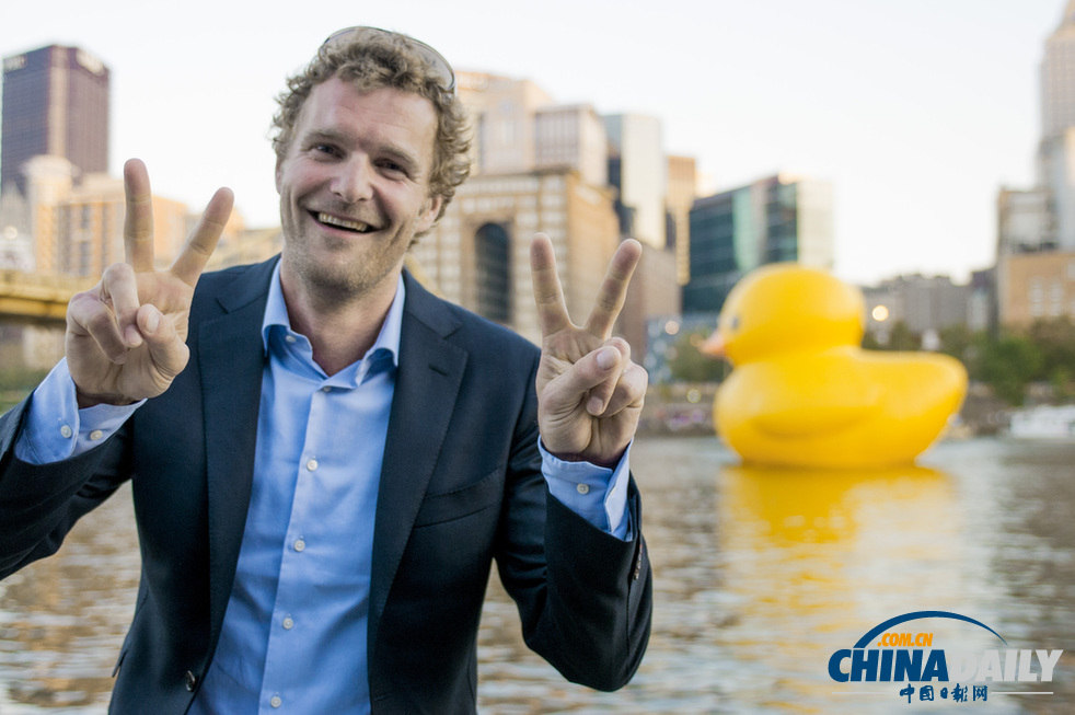 匹茲堡市迎來(lái)第一只美國(guó)版超萌“大黃鴨”(組圖)