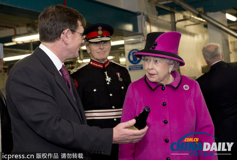英女王夫婦逛魚市參觀釀酒廠 關注民生（組圖）