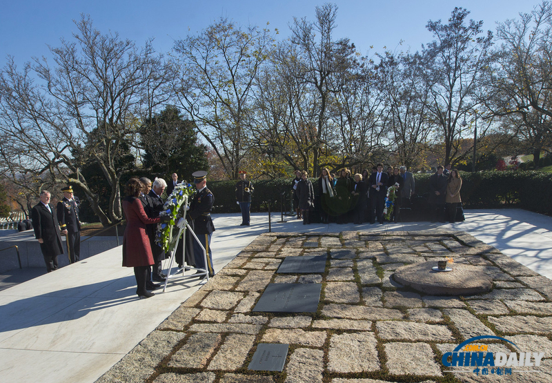 奧巴馬和克林頓一起攜夫人緬懷肯尼迪并獻花圈