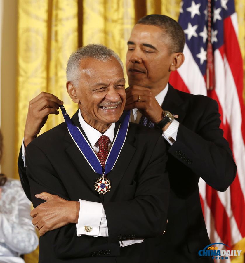 奧巴馬向克林頓頒發總統自由勛章 紀念前總統肯尼迪