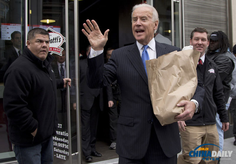 美國副總統(tǒng)拜登前往商店買午餐親自付費 引圍觀